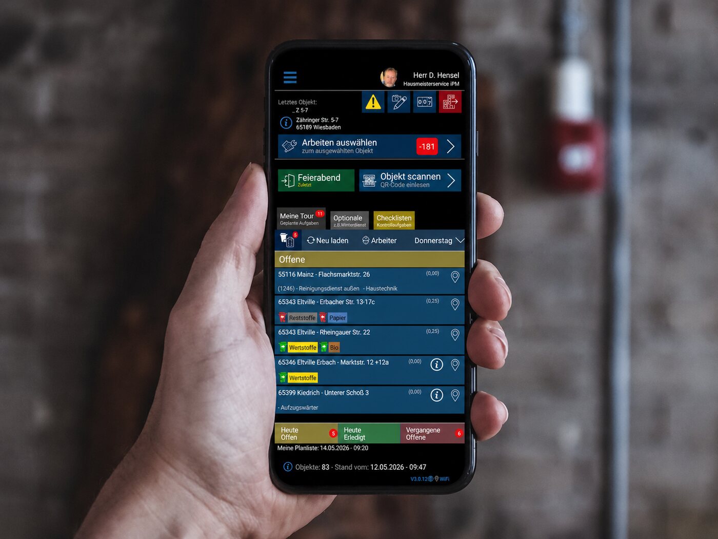 Hausmeister erfasst seine Arbeiten mit der iPM-Cloud App direkt am Objekt